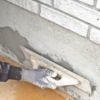 Skader i sokkelpuds: Træk og tryk med pudsebrættet Skader i sokkelpuds: Træk og tryk med pudsebrættet